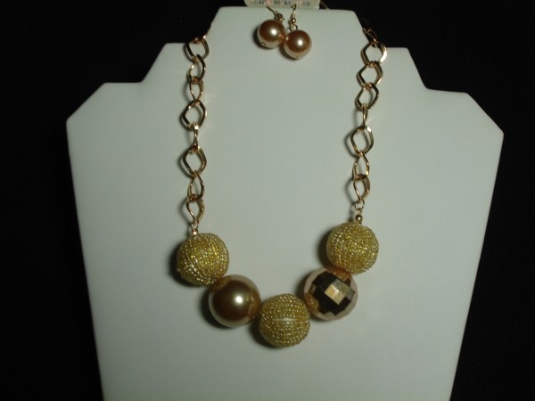 Crystal Necklace Set in Gold